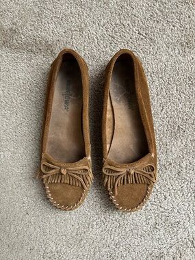 Minnetonka Tan Suede Fringe Moccasin Flats